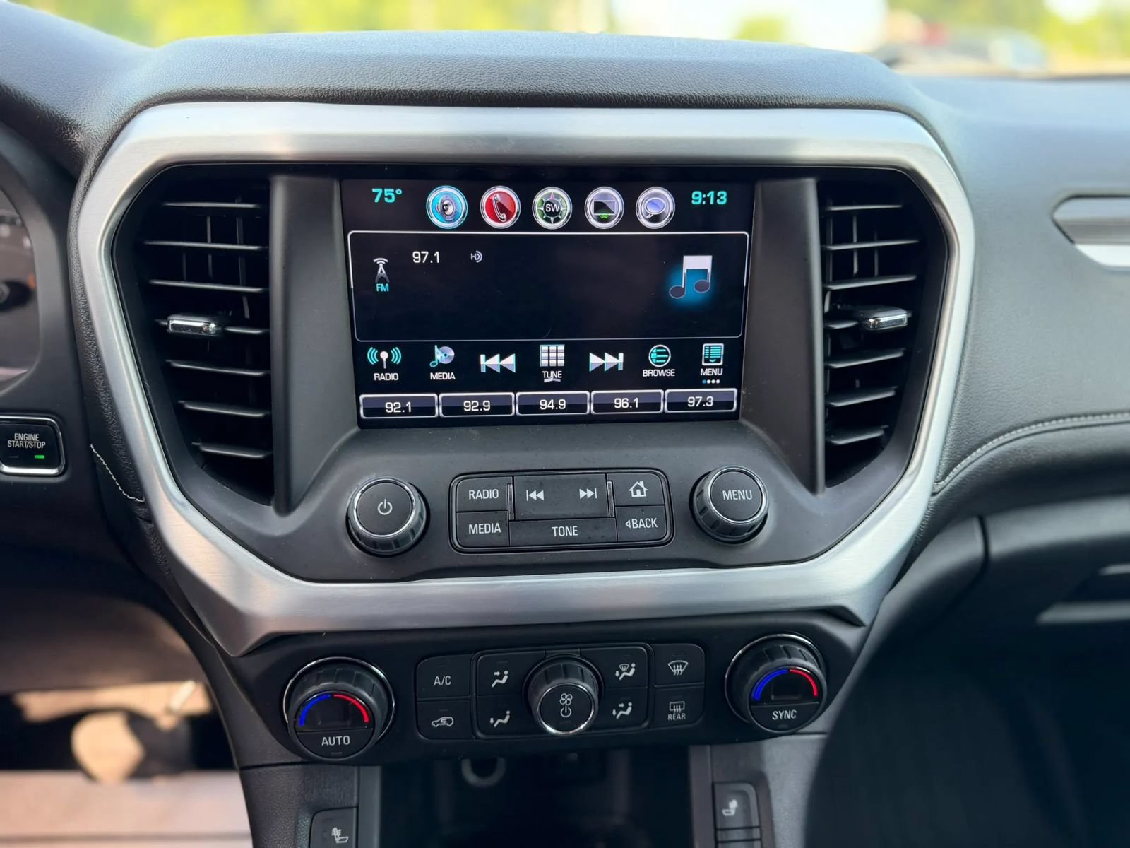 Used 2017 GMC Acadia SLT FWD image 18