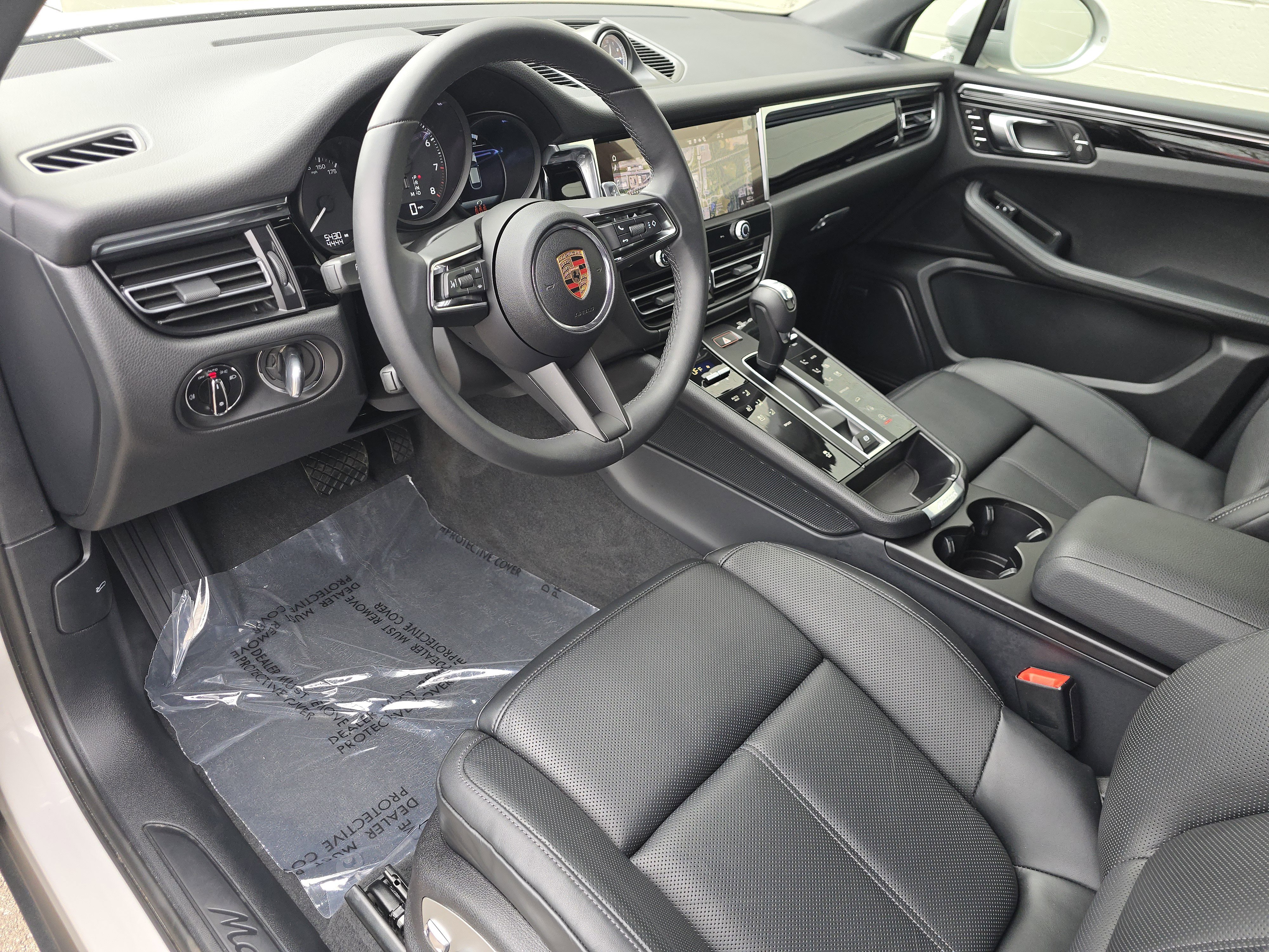 Certified 2025 Porsche Macan AWD/4WD image 4