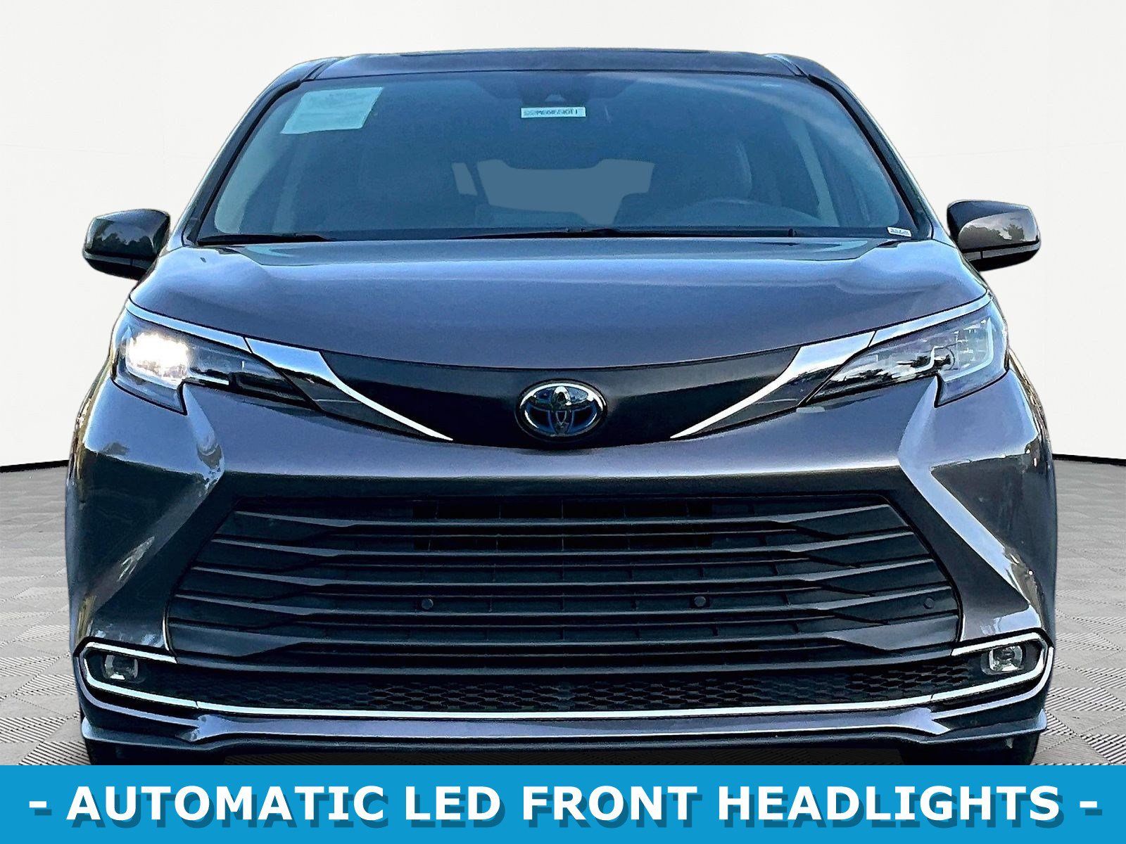 Used 2021 Toyota Sienna XLE FWD image 2