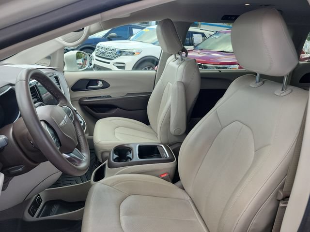 Used 2021 Chrysler Pacifica Touring-L FWD image 19