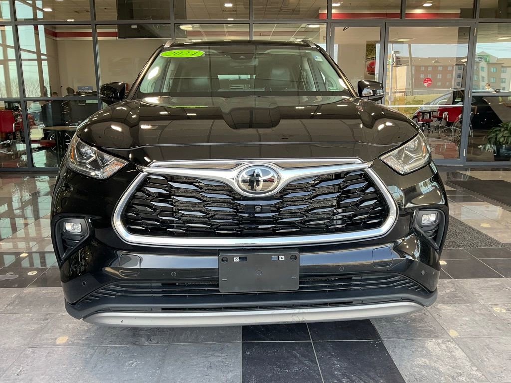 Used 2024 Toyota Highlander Platinum image 2