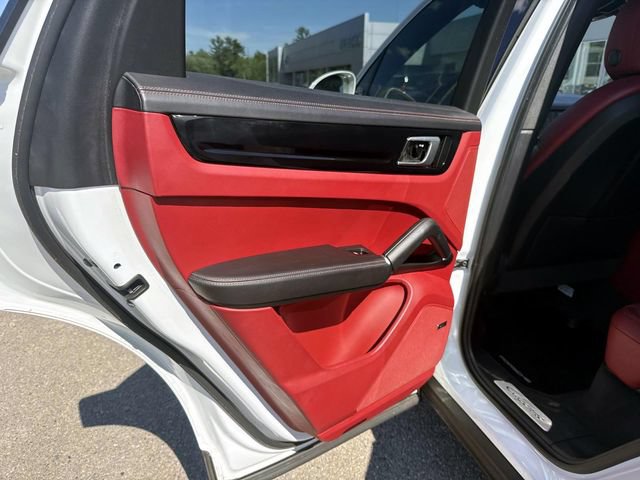 Used 2022 Porsche Cayenne AWD/4WD image 15