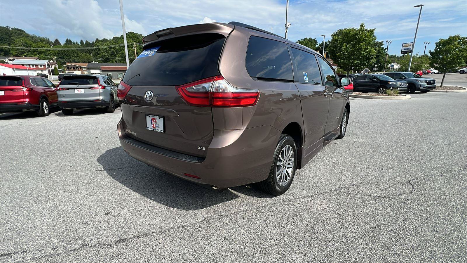 Used 2020 Toyota Sienna XLE w/ XLE Navigation Package FWD image 4