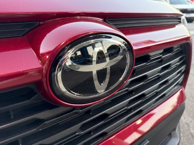 Used 2025 Toyota RAV4 XLE FWD image 36
