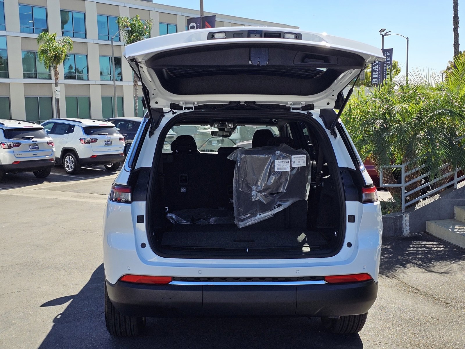 New 2025 Jeep Grand Cherokee L Laredo image 7