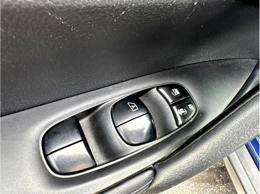 Used 2018 Nissan Rogue SL w/ Premium Package image 11