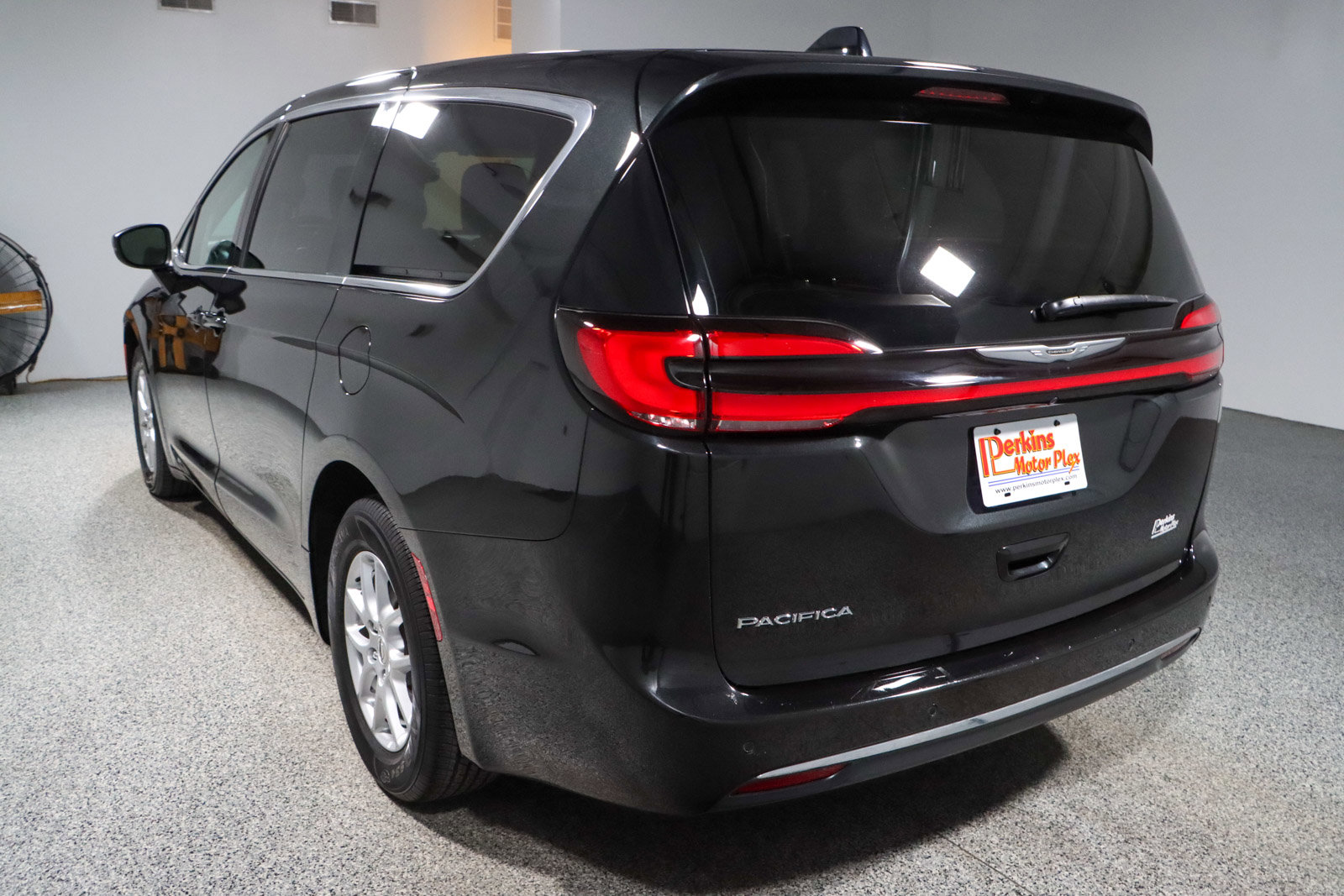 Used 2023 Chrysler Pacifica Touring-L FWD image 9