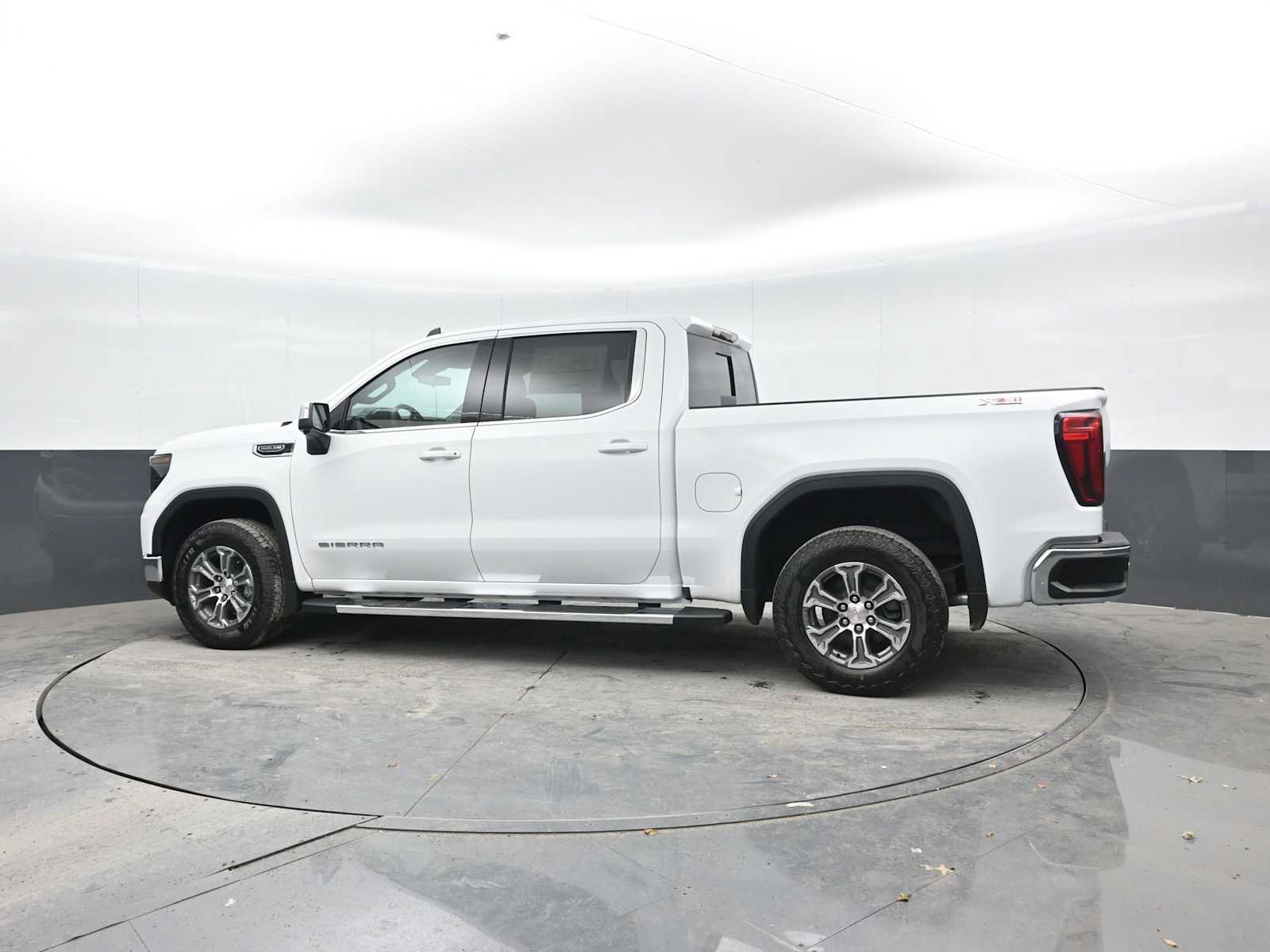 New 2026 GMC Sierra 1500 SLE image 3