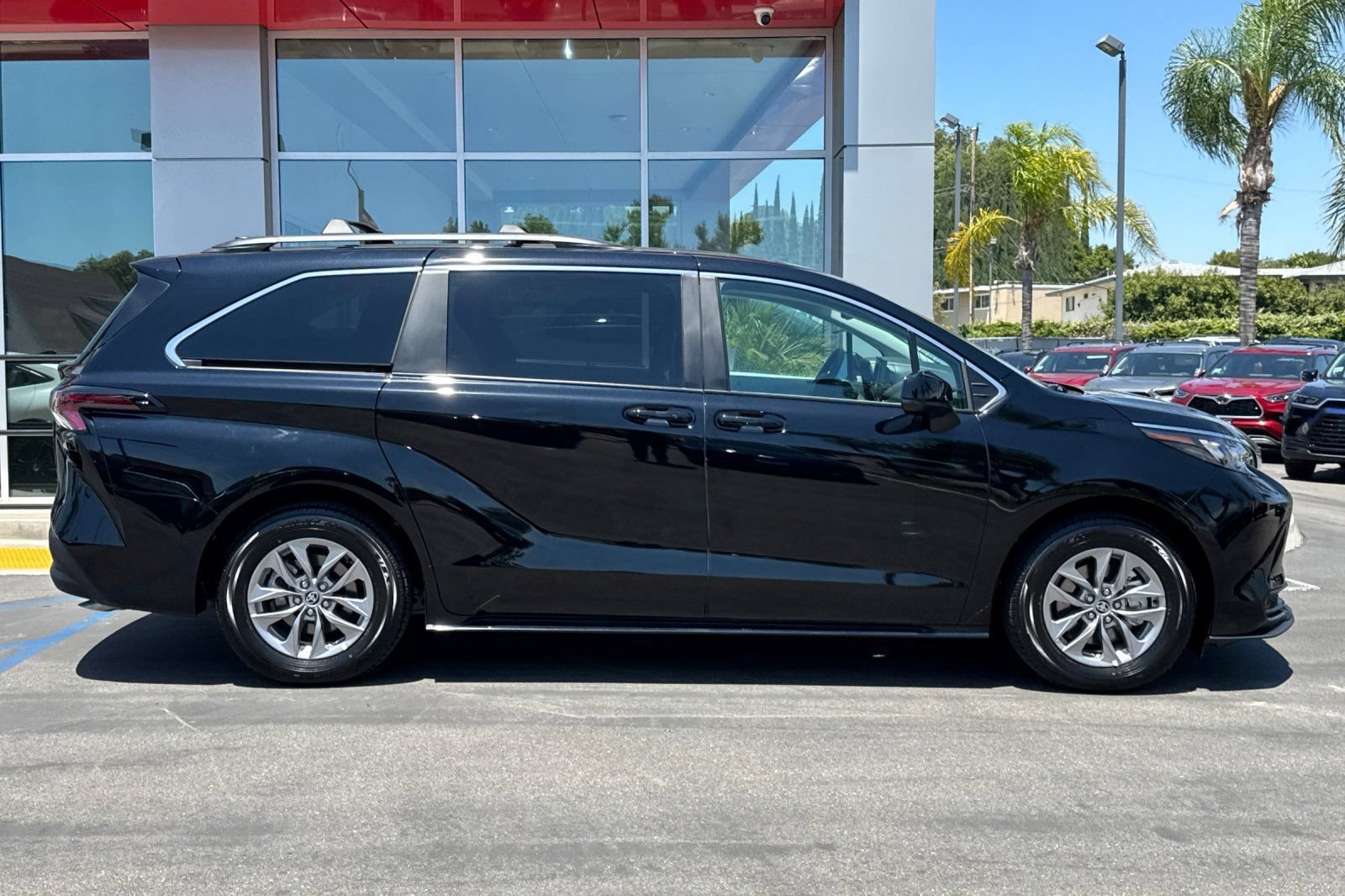 Certified 2026 Toyota Sienna LE FWD image 3