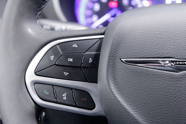 Used 2025 Chrysler Pacifica Select image 28