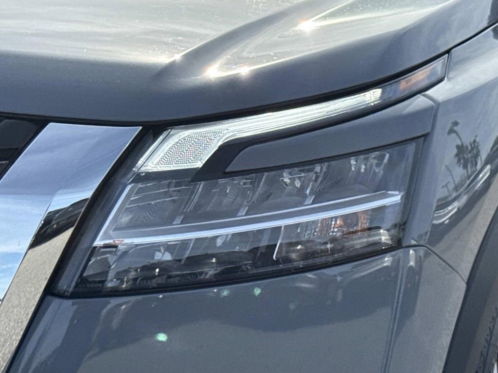 Used 2023 Nissan Pathfinder Platinum w/ Cargo Package image 10