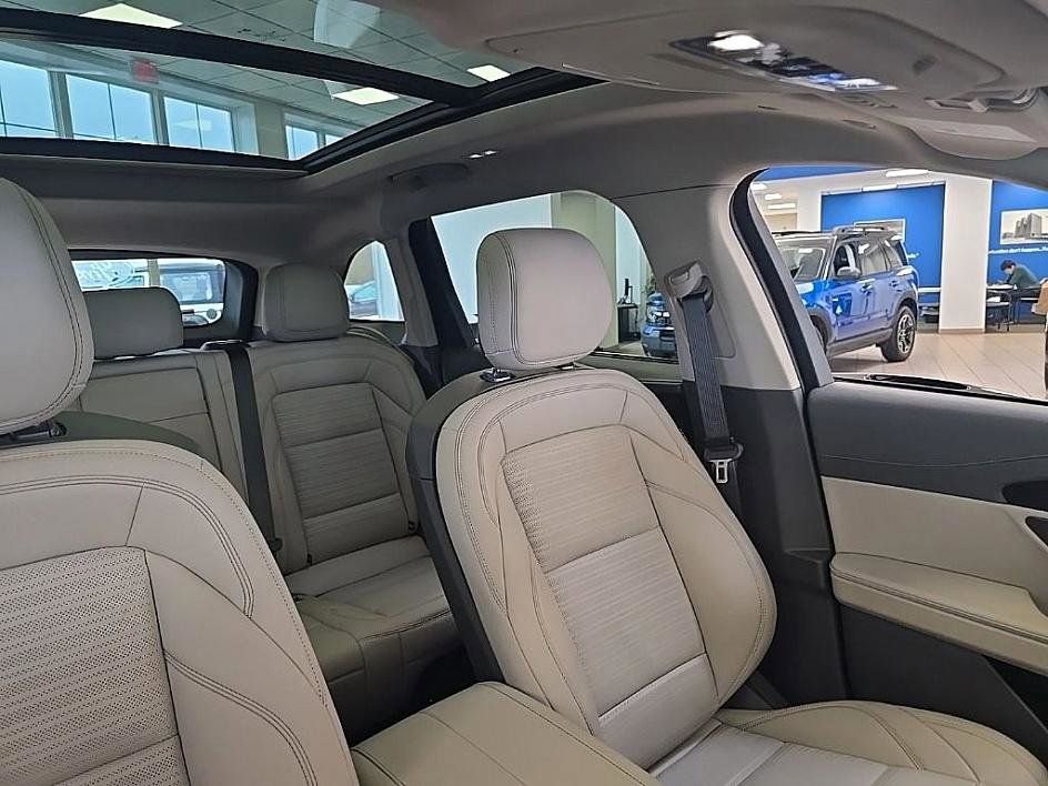 Used 2025 Lincoln Nautilus Reserve image 40