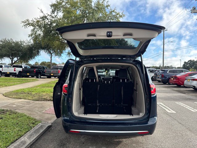 Used 2023 Chrysler Pacifica Touring-L FWD image 17