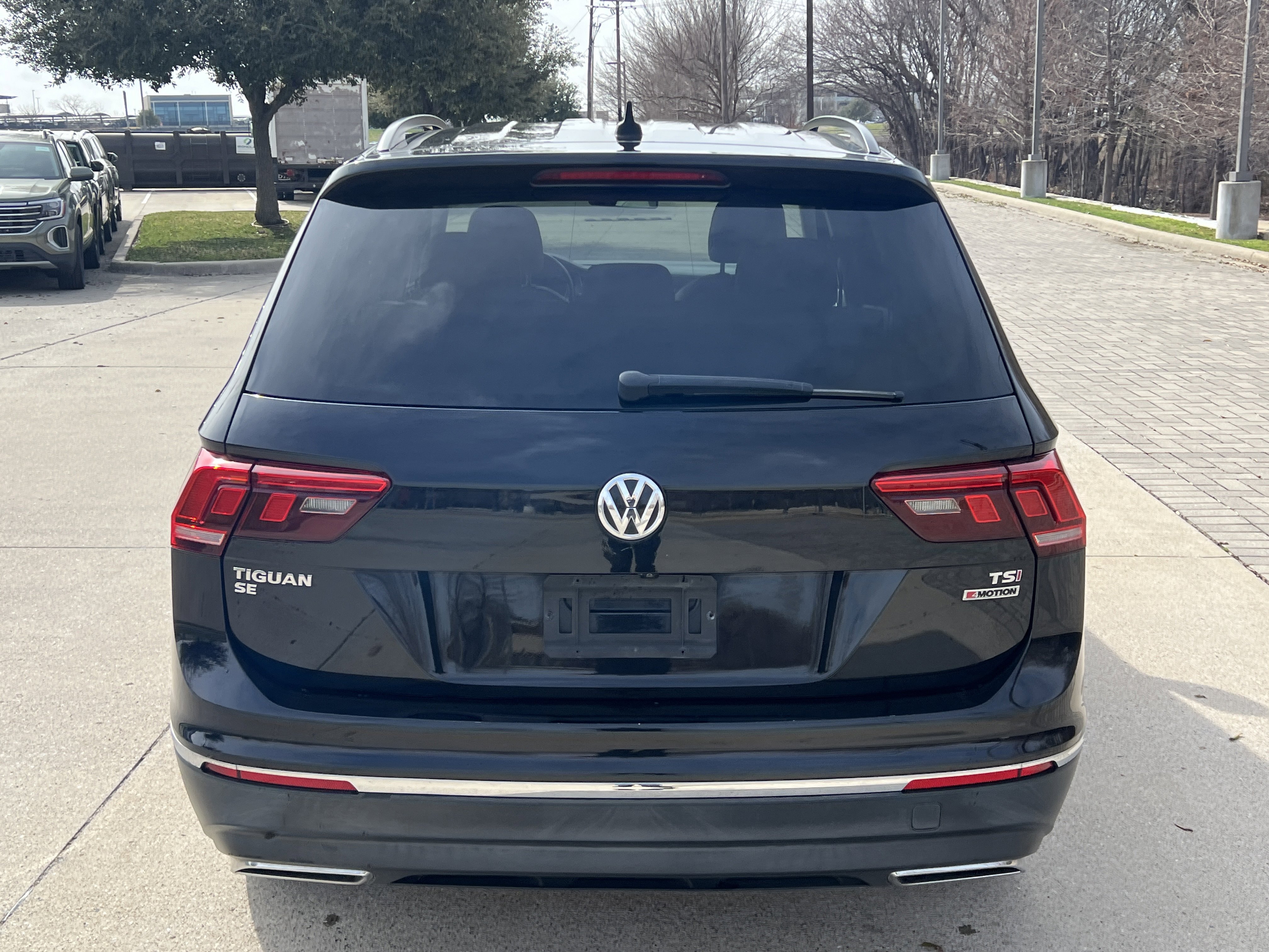 Used 2018 Volkswagen Tiguan SE w/ 18" Alloy Wheels Package image 9