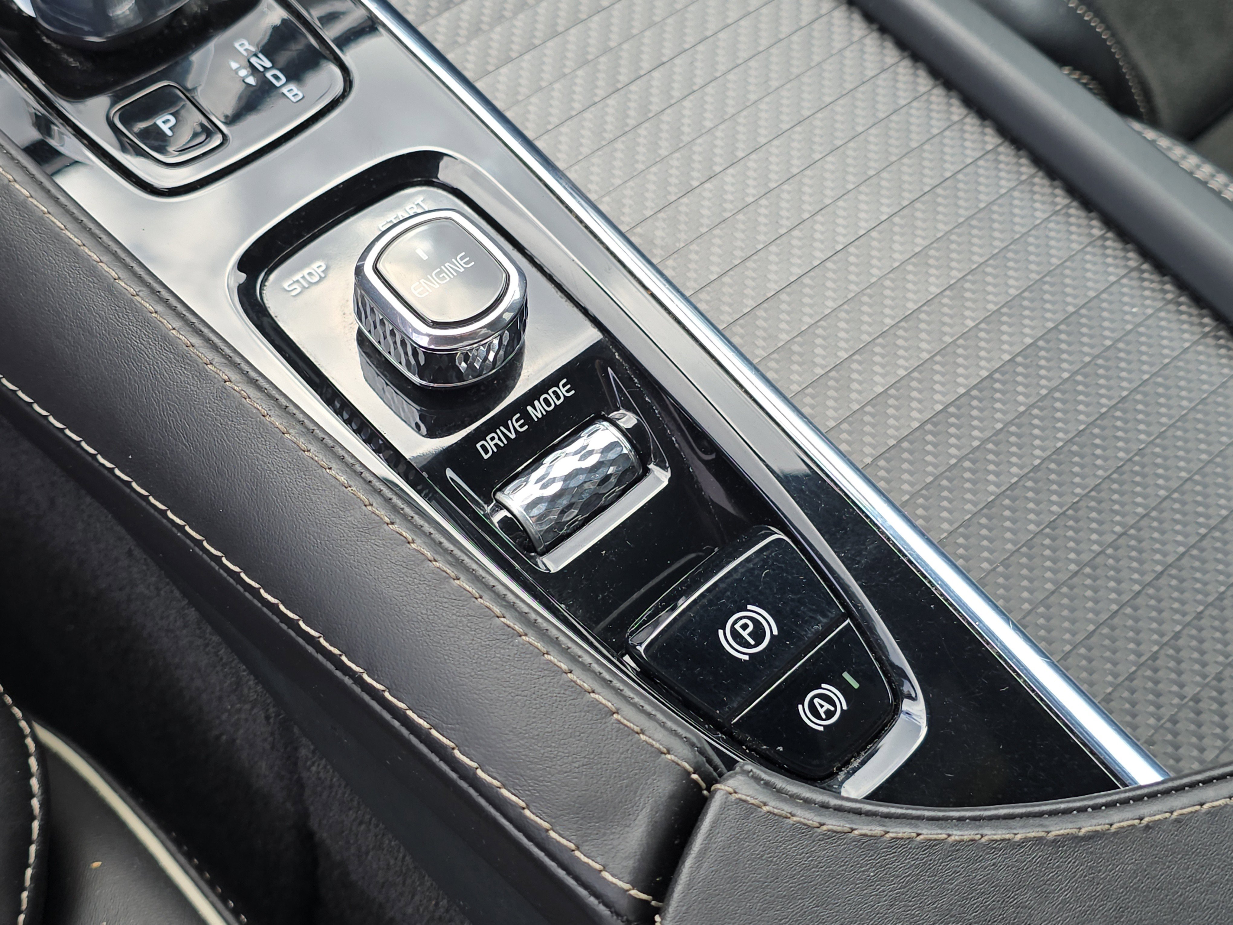 Used 2016 Volvo XC90 T8 R-Design w/ Vision Package image 28