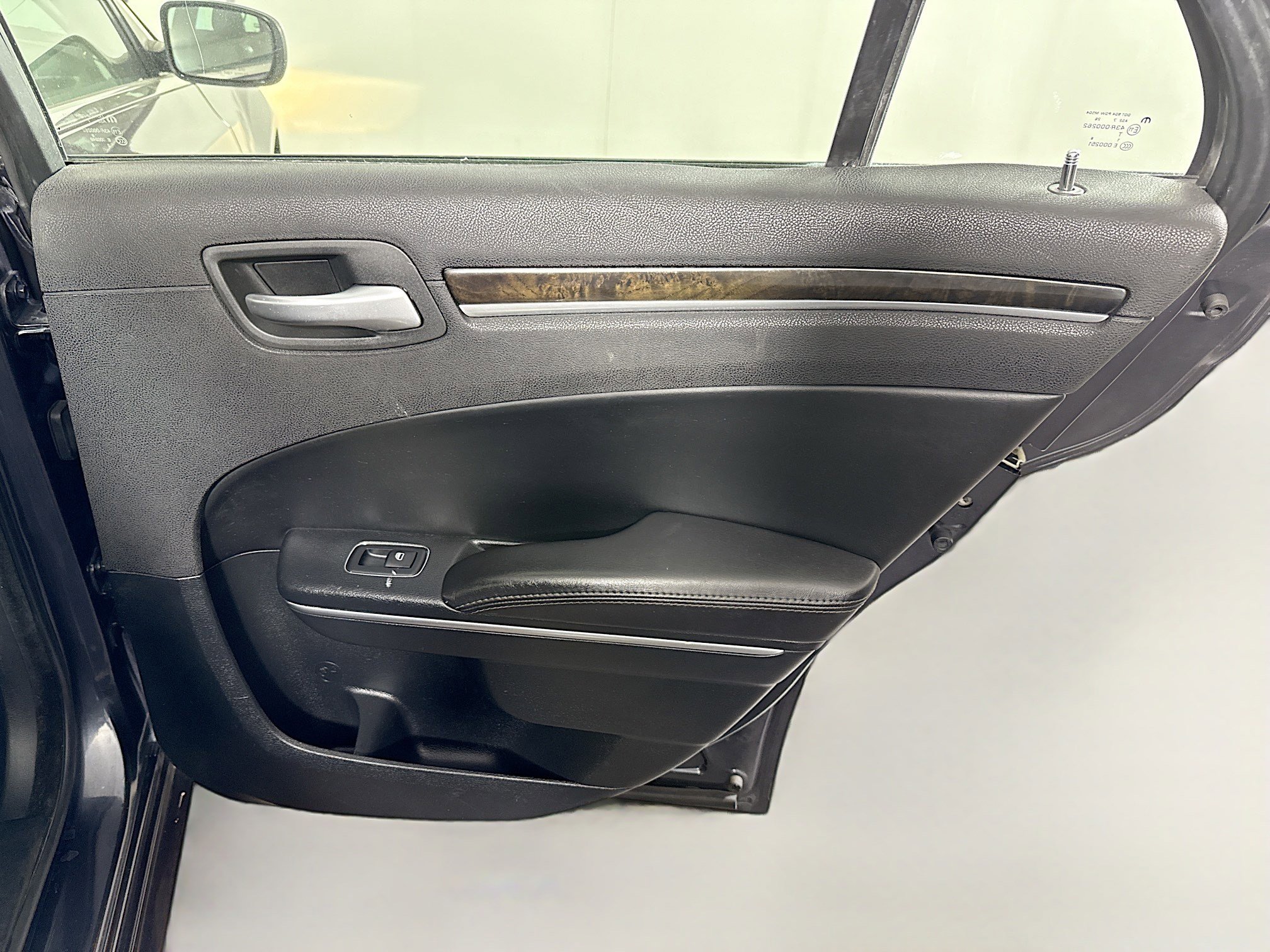 Used 2018 Chrysler 300 Limited image 28