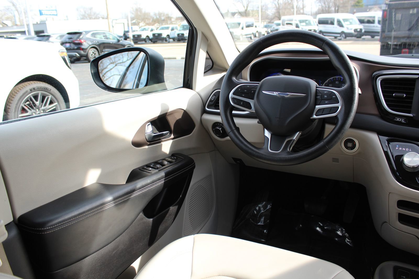 Used 2021 Chrysler Voyager Lxi image 9