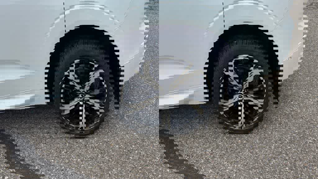 Used 2025 Volvo XC60 T8 Ultra w/ Protection Package Premier AWD/4WD image 9