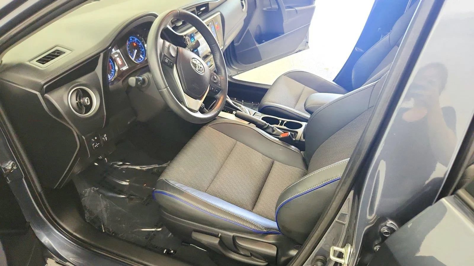 Used 2018 Toyota Corolla SE w/ SE Premium Package FWD image 14