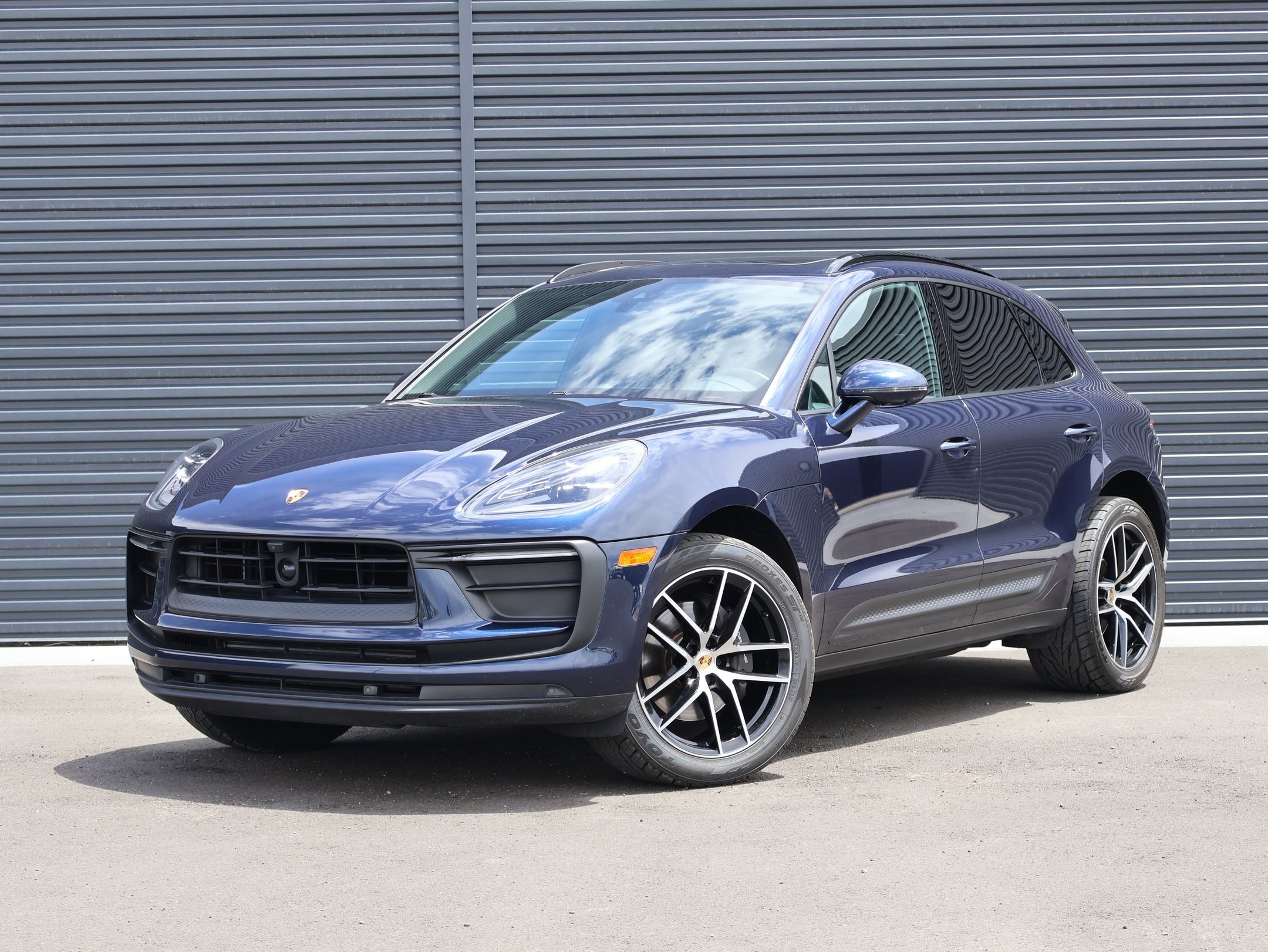 Used 2023 Porsche Macan AWD/4WD image 1