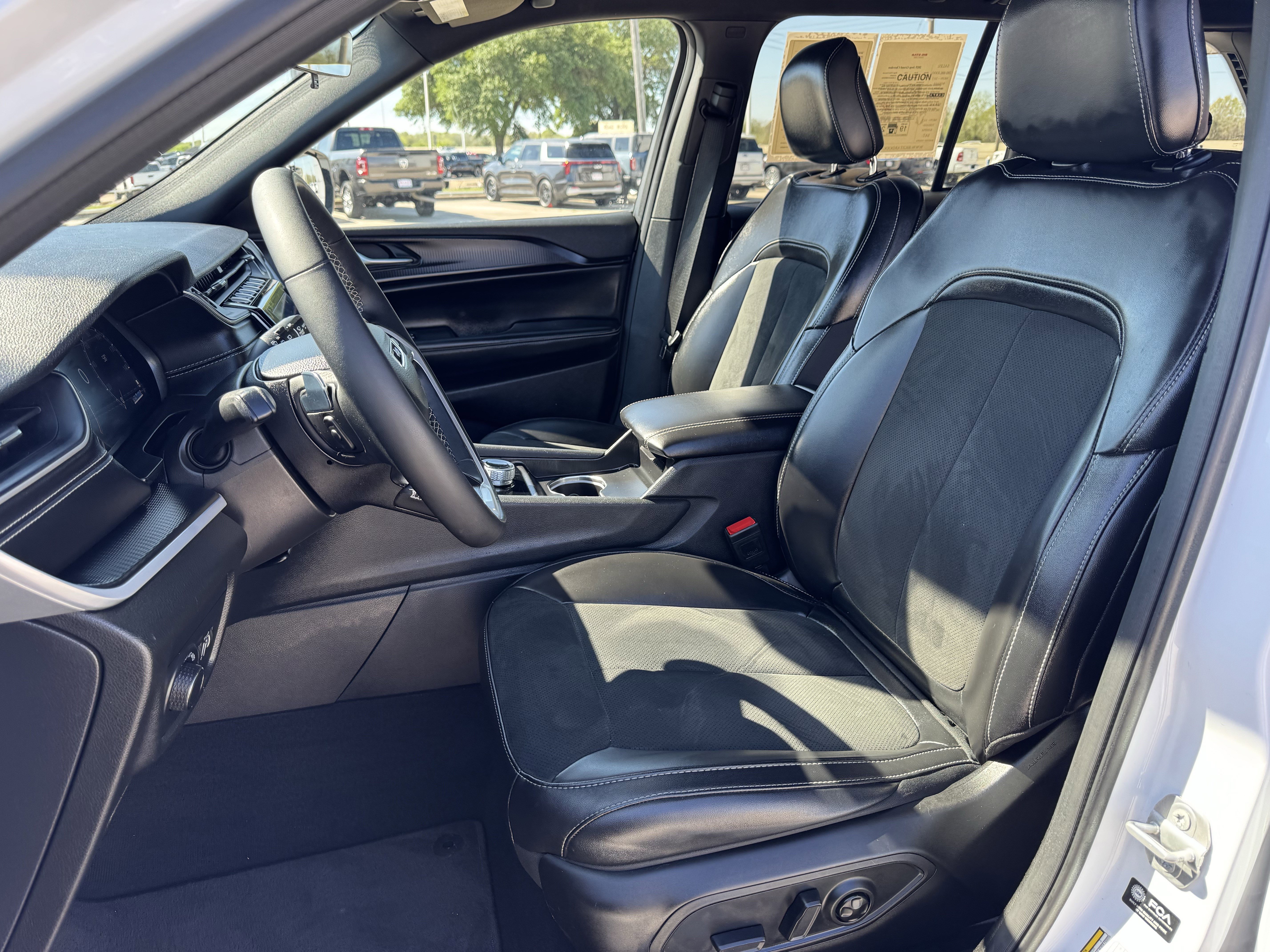 Used 2025 Jeep Grand Cherokee Altitude AWD/4WD image 27