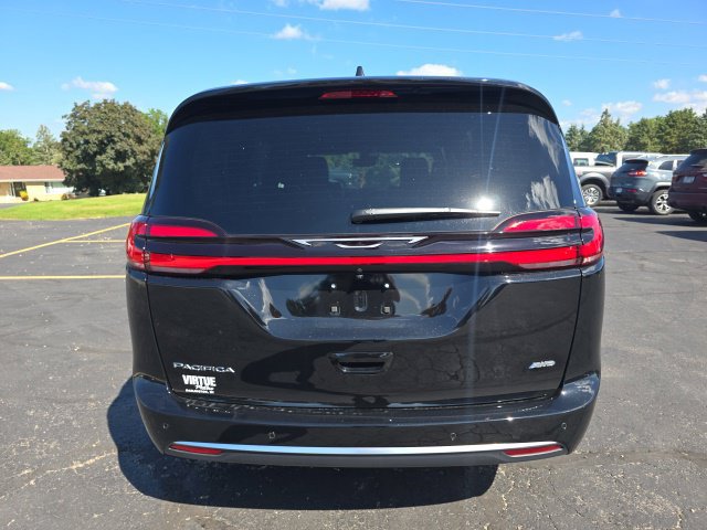 New 2027 Chrysler Pacifica Select AWD/4WD image 6