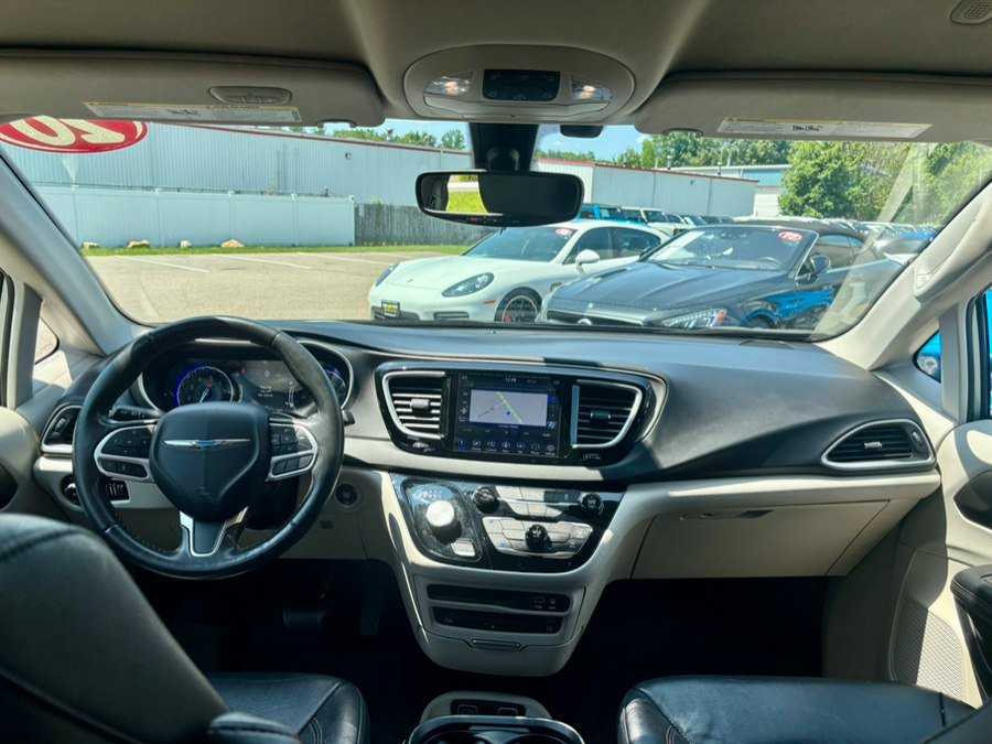 Used 2020 Chrysler Pacifica Touring-L Plus FWD image 12