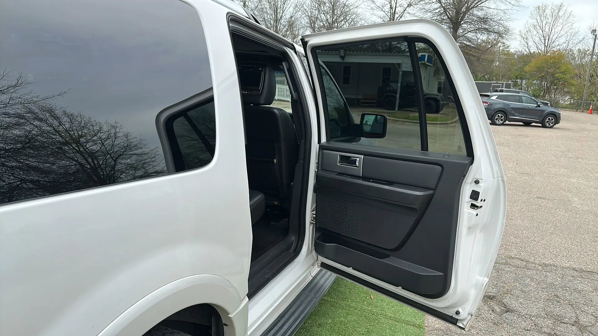 Used 2013 Ford Expedition EL Limited image 23