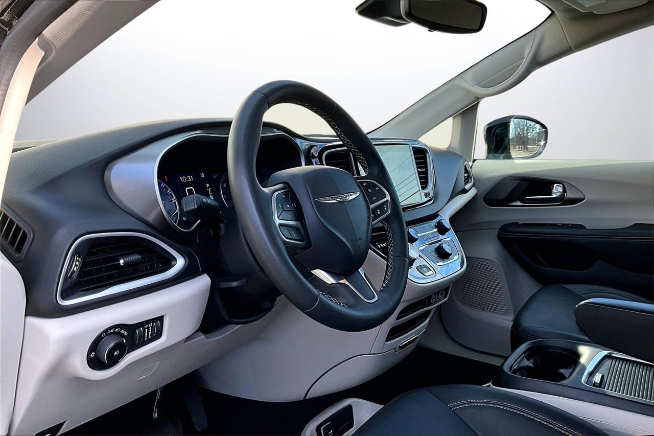 Certified 2024 Chrysler Pacifica Touring-L image 18