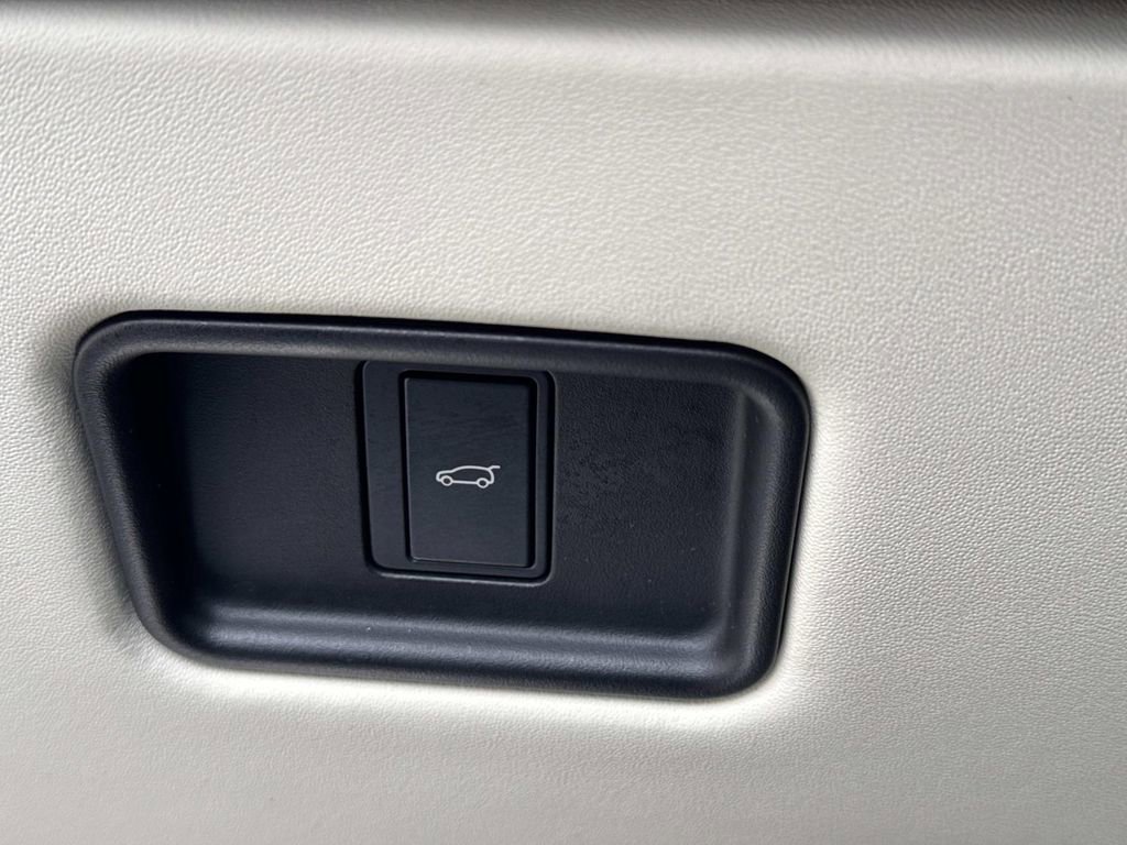 Certified 2023 Land Rover Range Rover SE image 30