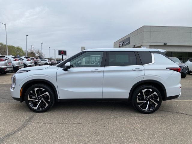 Used 2023 Mitsubishi Outlander SE image 2