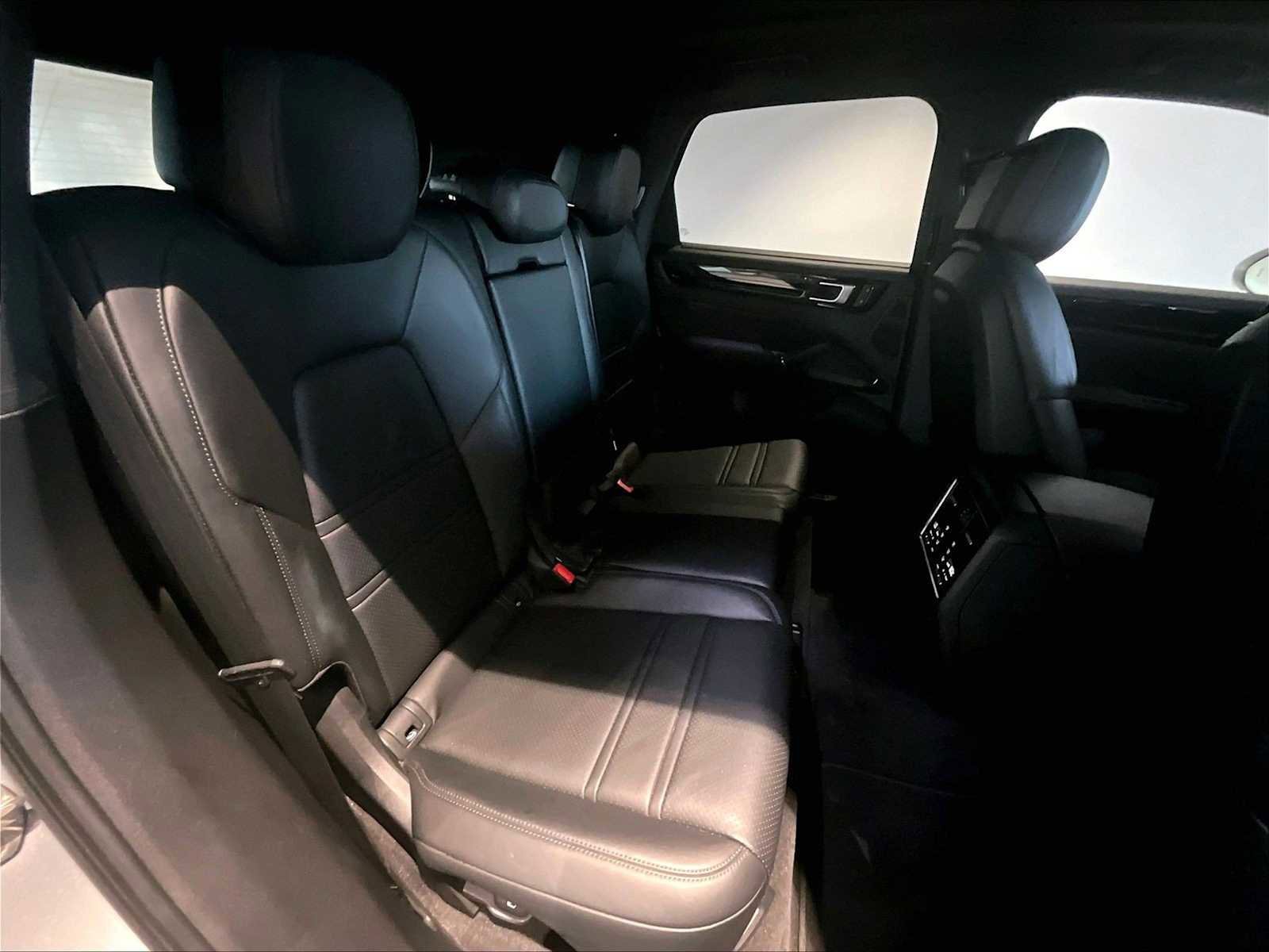 Used 2023 Porsche Cayenne image 31