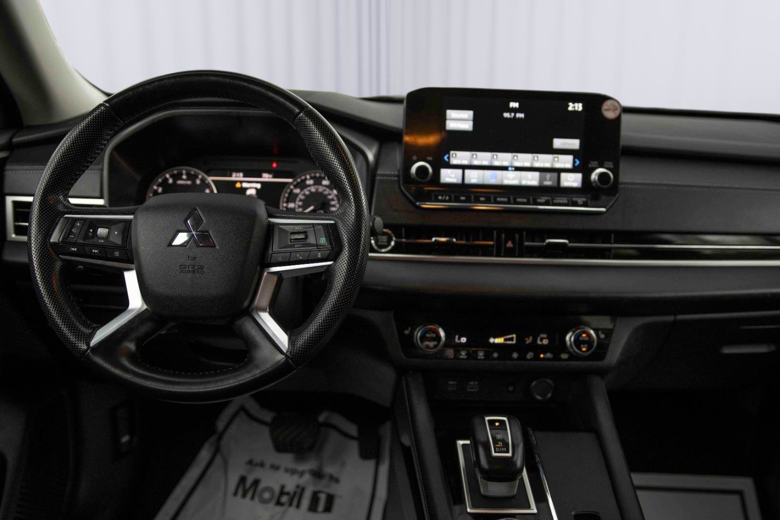 Used 2024 Mitsubishi Outlander SE image 3