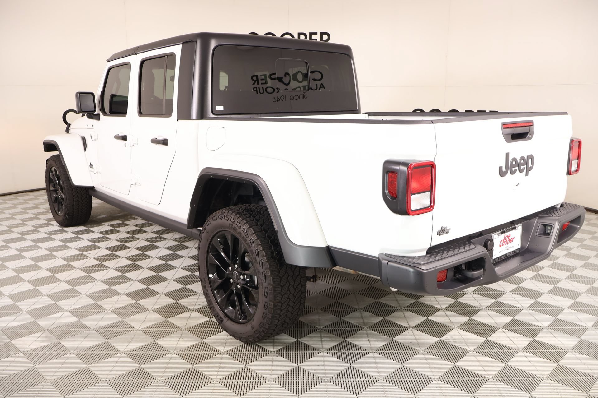 Used 2025 Jeep Gladiator Mojave AWD/4WD image 21