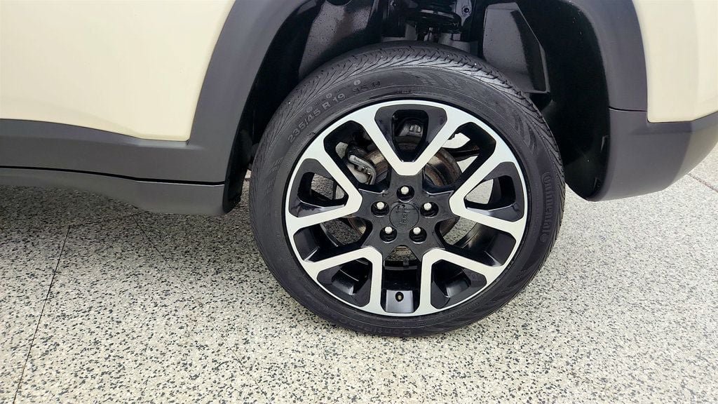 Used 2018 Jeep Compass Limited w/ Navigation Group AWD/4WD image 9