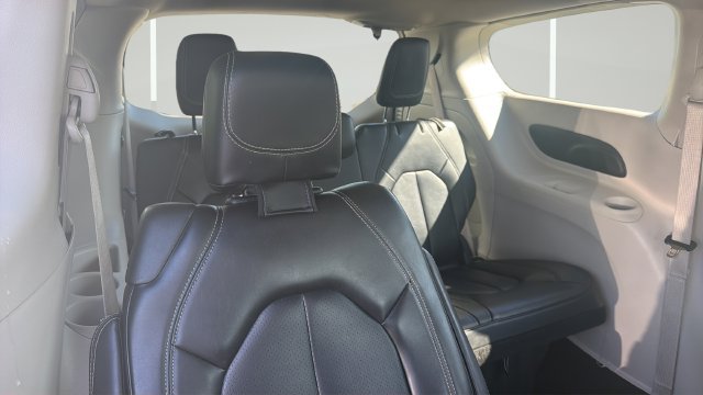 Used 2024 Chrysler Pacifica Touring-L FWD image 9