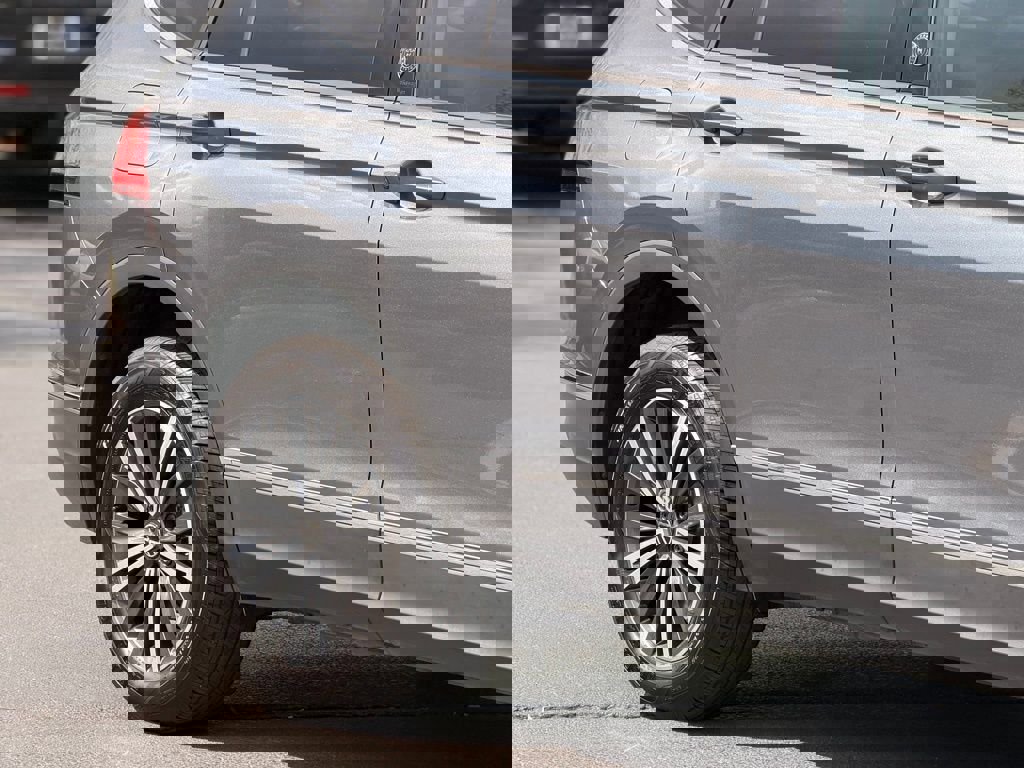 Used 2024 Volkswagen Tiguan Wolfsburg Edition image 9