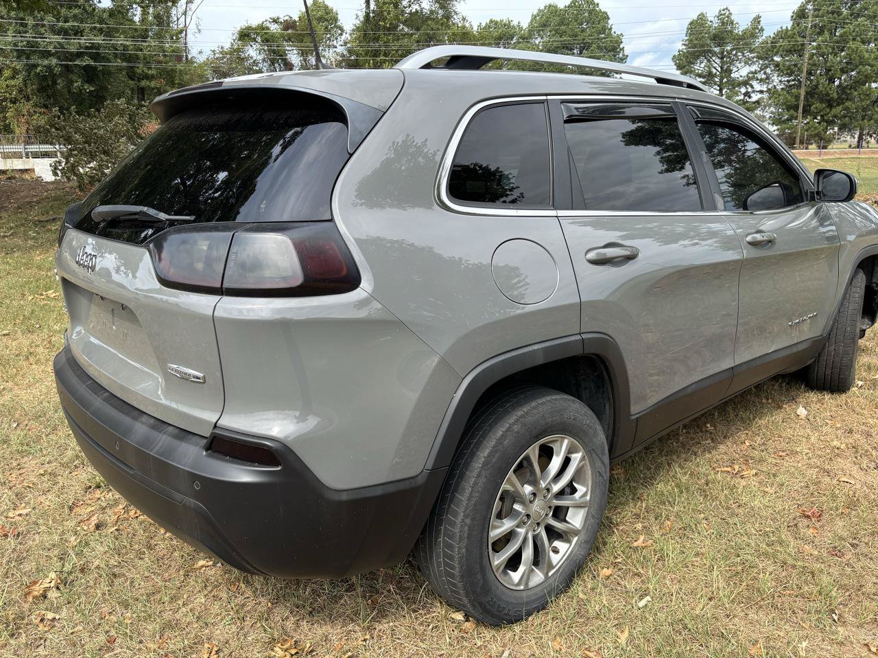 Used 2021 Jeep Cherokee Latitude Plus w/ Mopar Interior Package AWD/4WD image 8