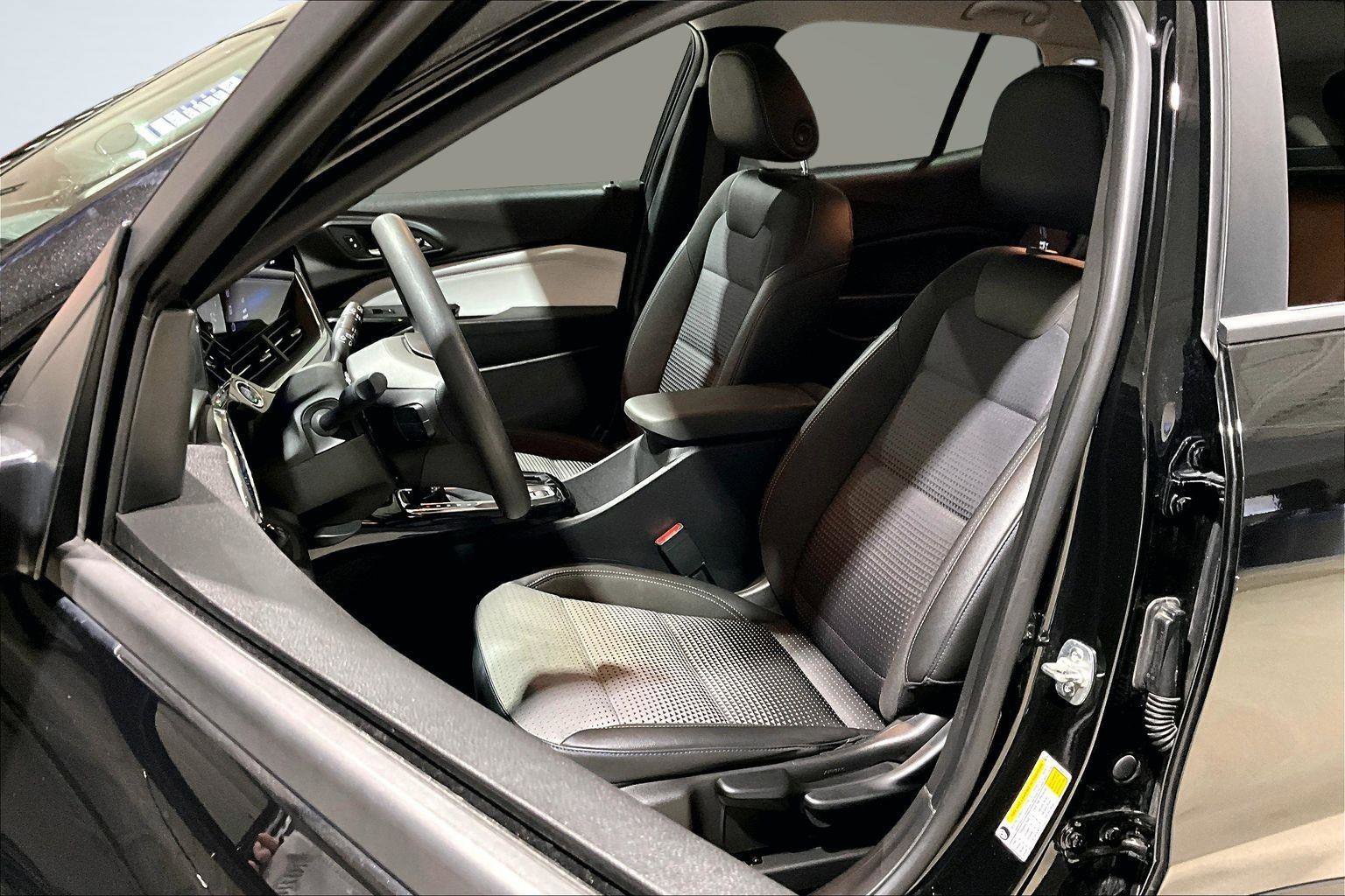 Used 2025 Chevrolet Trax LT image 26