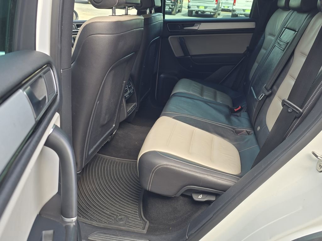 Used 2017 Volkswagen Touareg Wolfsburg Edition image 9