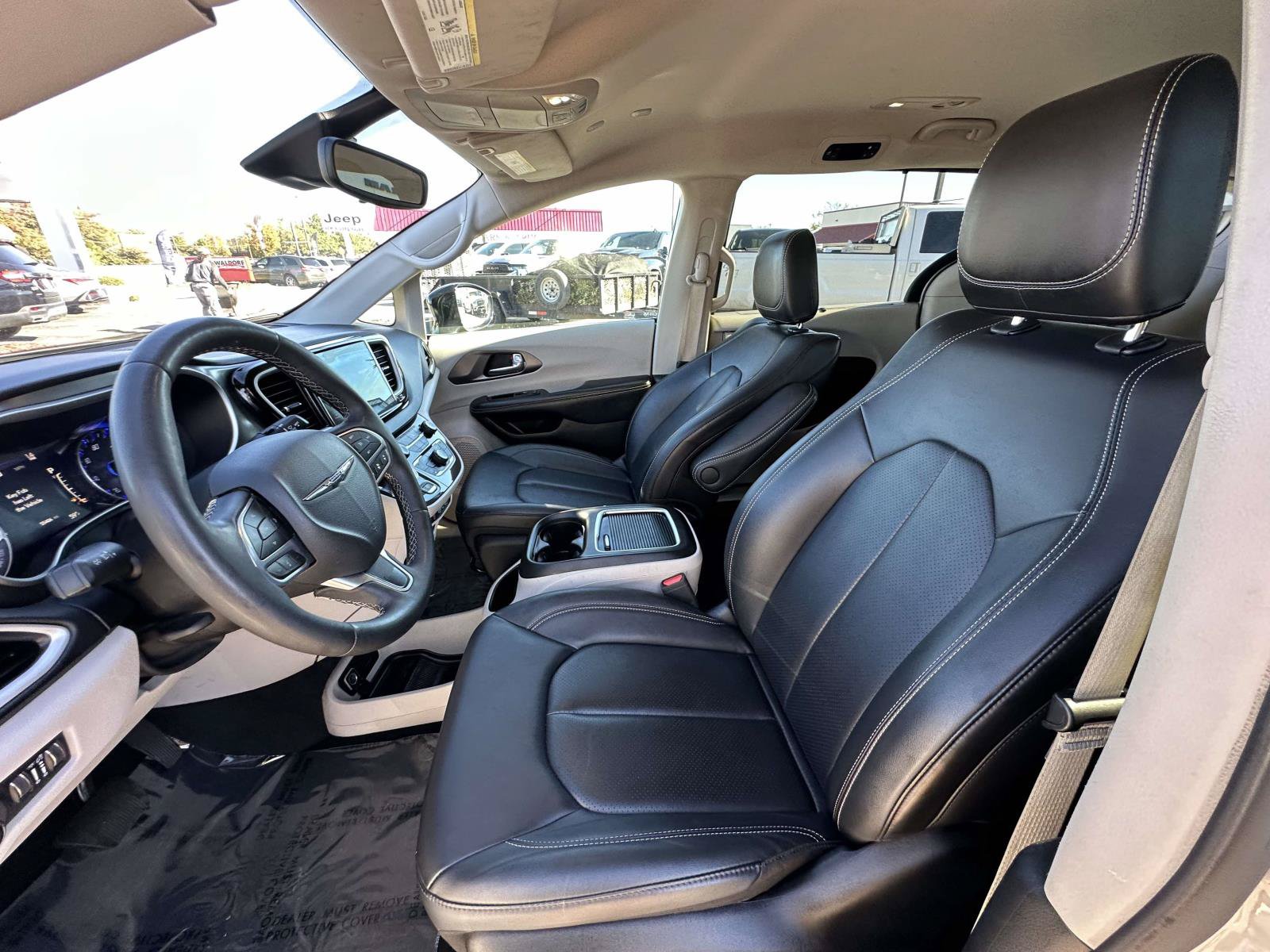 Used 2024 Chrysler Pacifica Touring-L FWD image 27