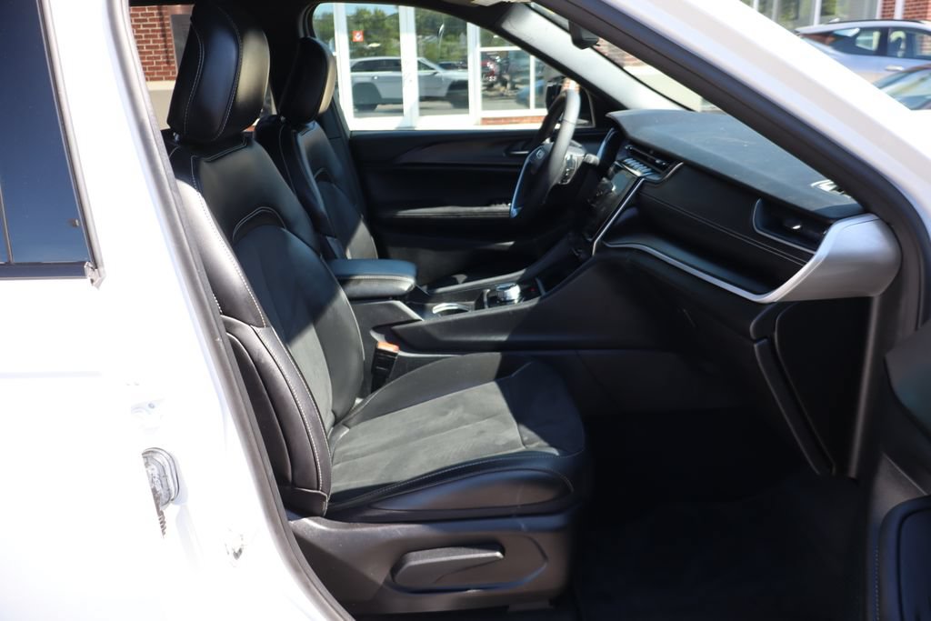 Used 2024 Jeep Grand Cherokee Altitude AWD/4WD image 41