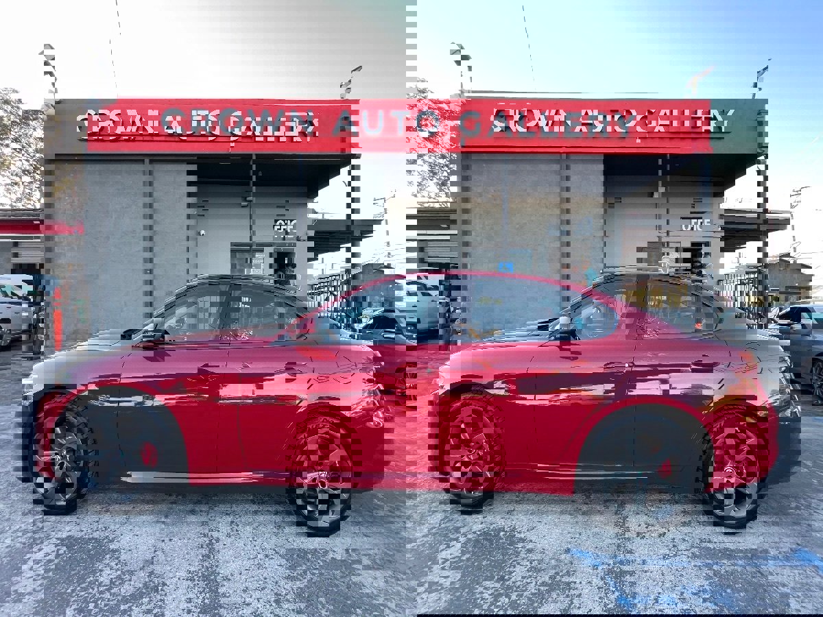 Used 2017 Alfa Romeo Giulia w/ Sport Appearance Package image 6