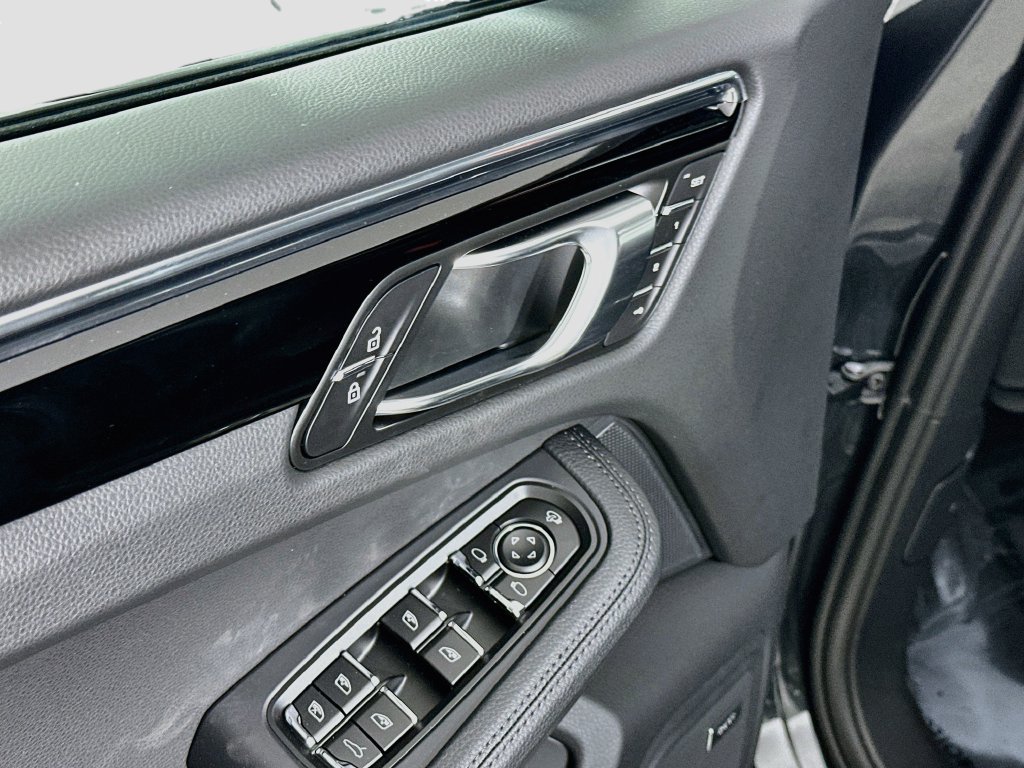 Certified 2026 Porsche Macan AWD/4WD image 19
