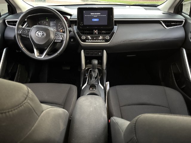 Used 2025 Toyota Corolla Cross LE FWD image 11