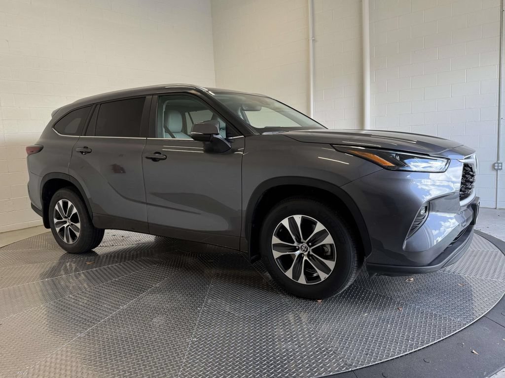 Used 2024 Toyota Highlander XLE AWD/4WD image 9