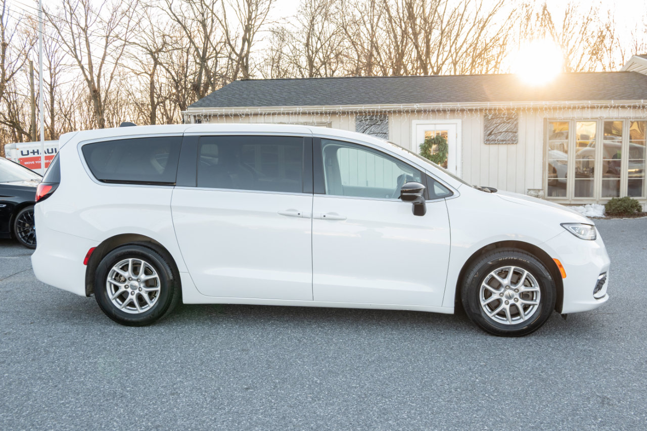 Used 2024 Chrysler Pacifica Touring-L image 11