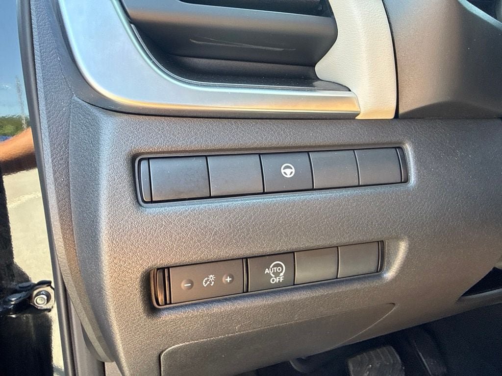 Used 2023 Nissan Rogue SV AWD/4WD image 13