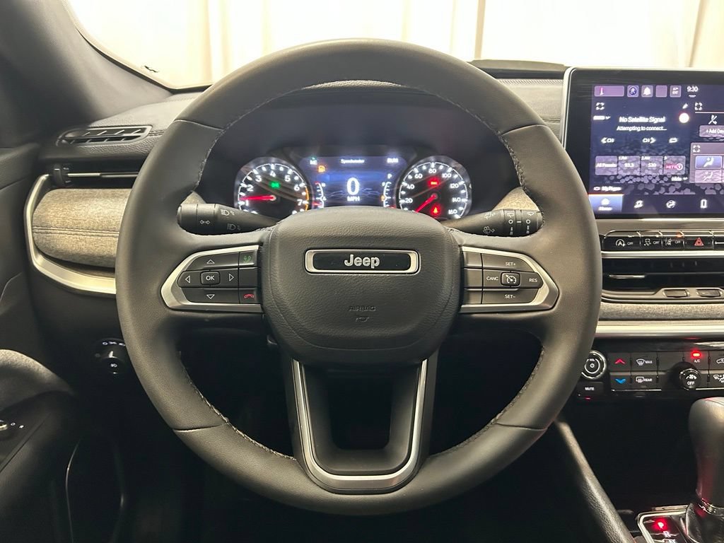 Used 2023 Jeep Compass Latitude AWD/4WD image 9