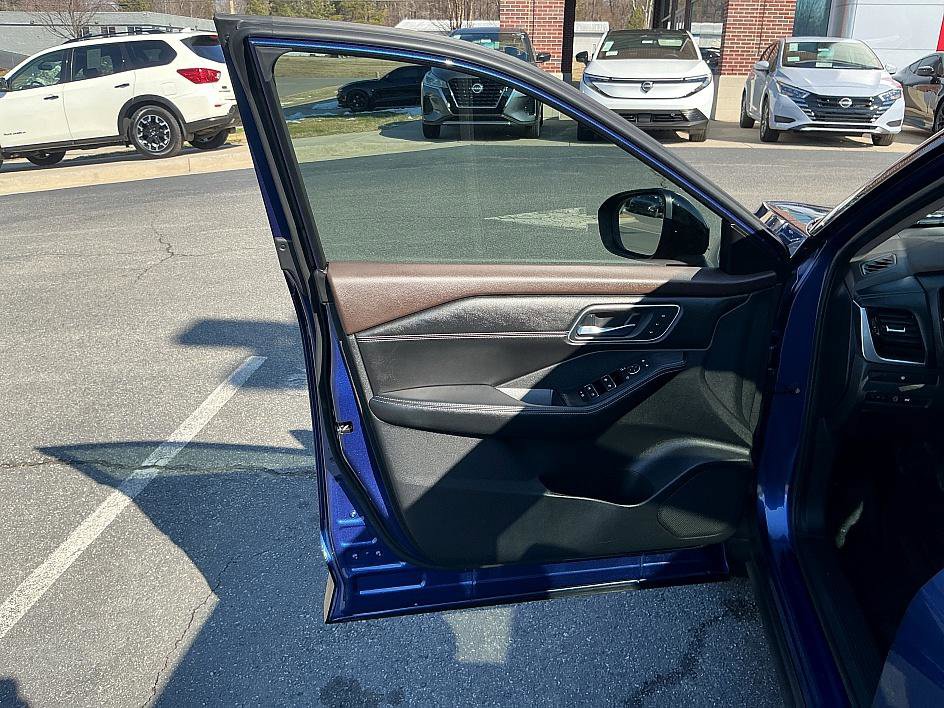 Used 2023 Nissan Rogue Platinum image 11